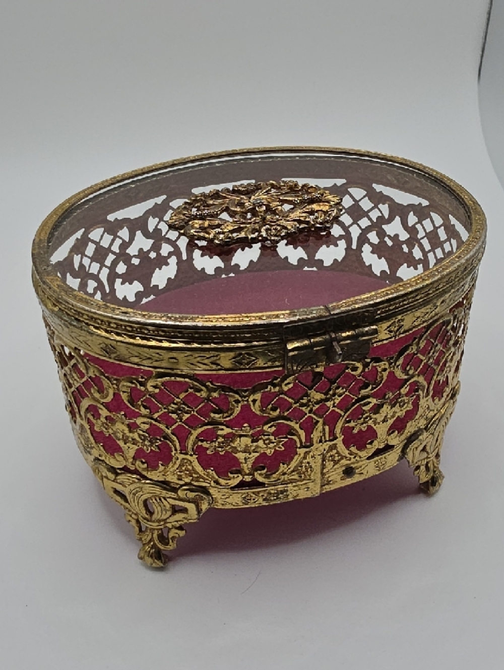VINTAGE Hollywood Regency Lidded Jewelry Casket with Floral Medallion on the Lid - Picture 3 of 14